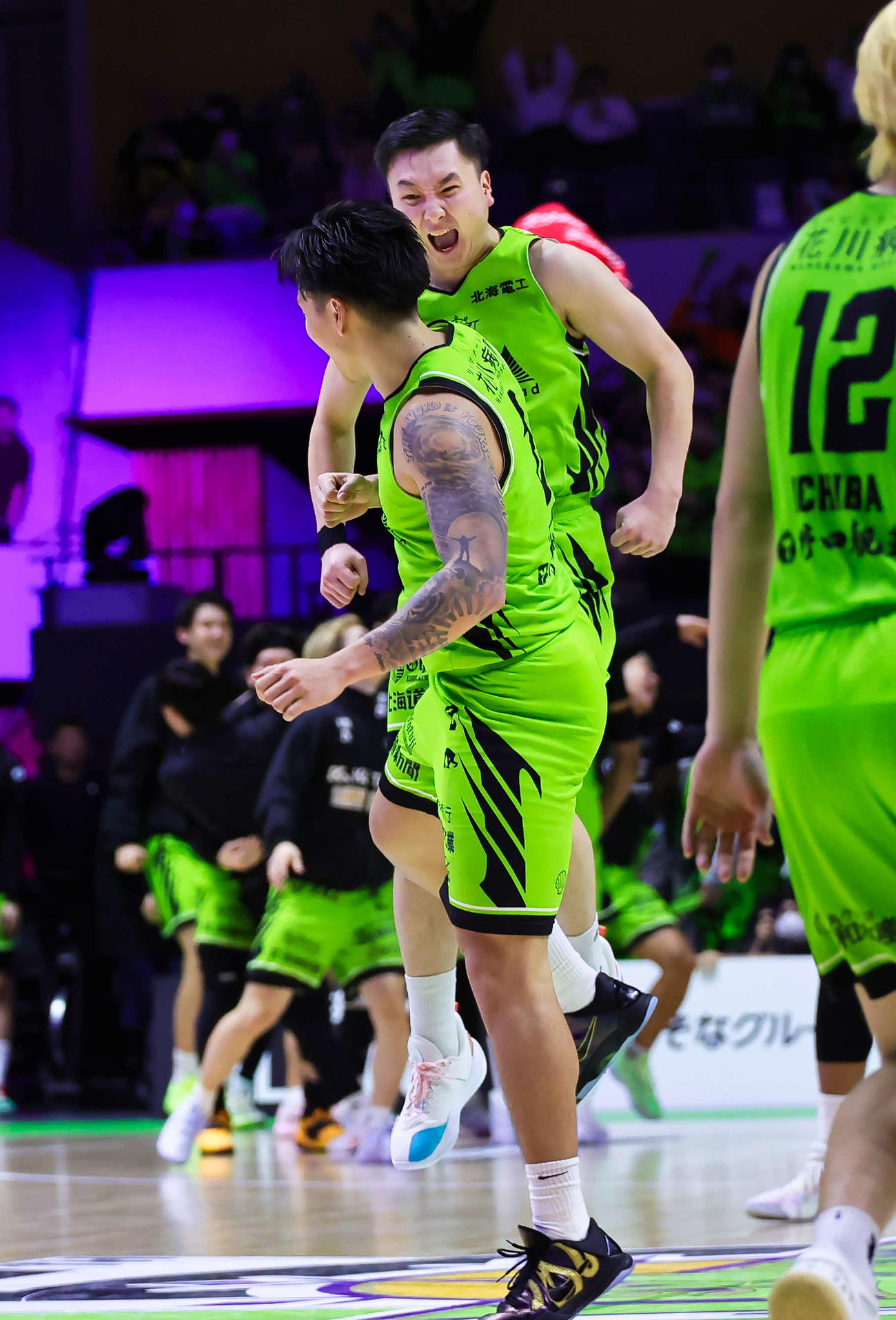 逆転勝利で喜ぶレバンガ北海道のラモス（手前）と富永
