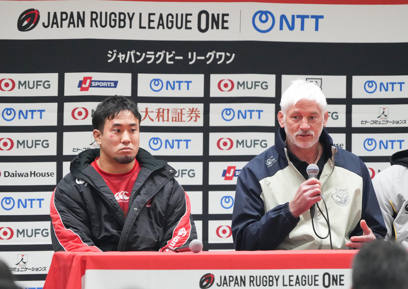 BL東京対埼玉　試合後の会見に臨むBL東京ブラックアダーHC（右）と松永主将（撮影・小沢裕）