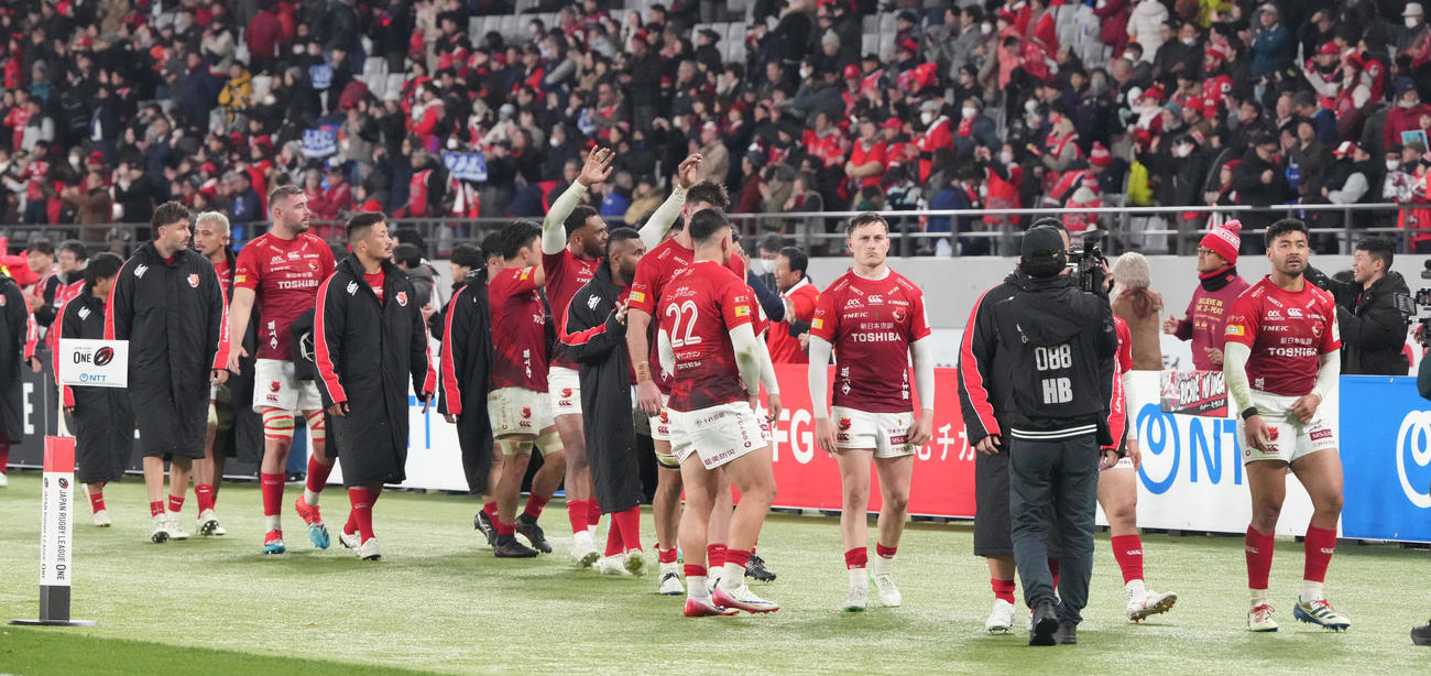 BL東京対埼玉　試合後の場内一周でファンに手を振るBL東京フィフティーン（撮影・小沢裕）