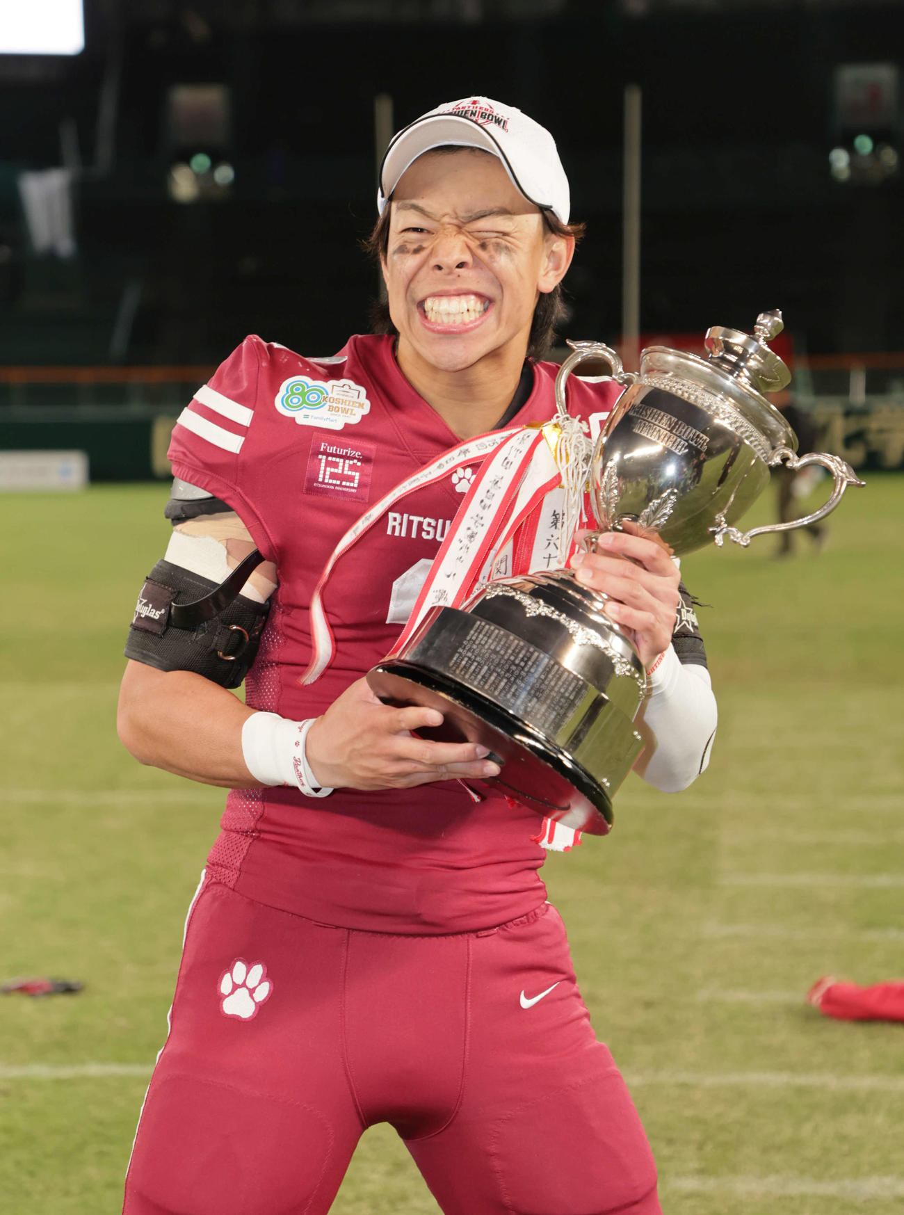 関学大対立命大　甲子園ボウルを制して優勝杯を手にする立命大パンサーズ今田甚太郎（撮影・宮崎幸一)