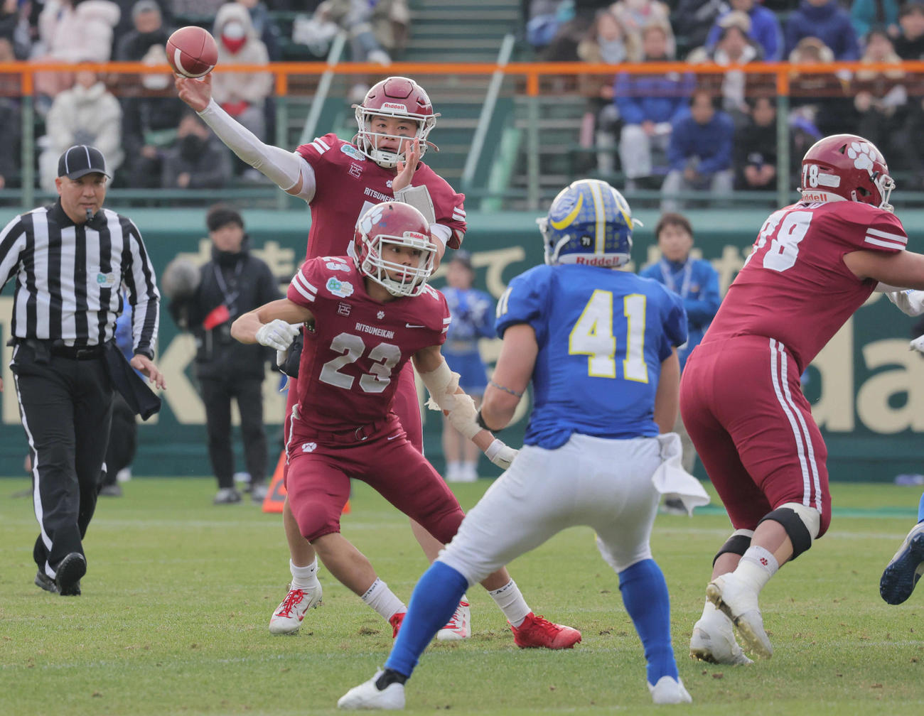 関学大対立命大　第2Q、パスを通す立命大QB竹田剛（撮影・宮崎幸一)