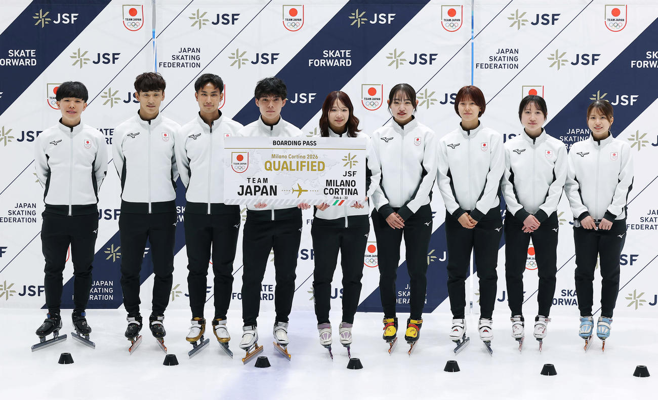 ショートトラックのミラノ・コルティナ五輪代表に選出された選手たち。左から岩佐、渡辺、吉永、宮田、中島、金井、平井、渡辺、長森（撮影・前田充）