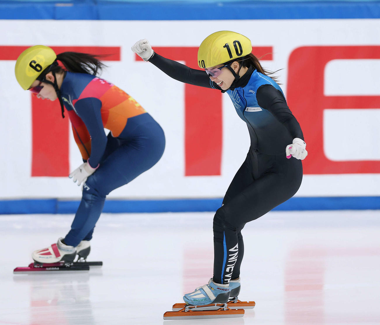 ショートトラック女子1000メートルで優勝しガッツポーズする長森。左は2位の関口（撮影・前田充）