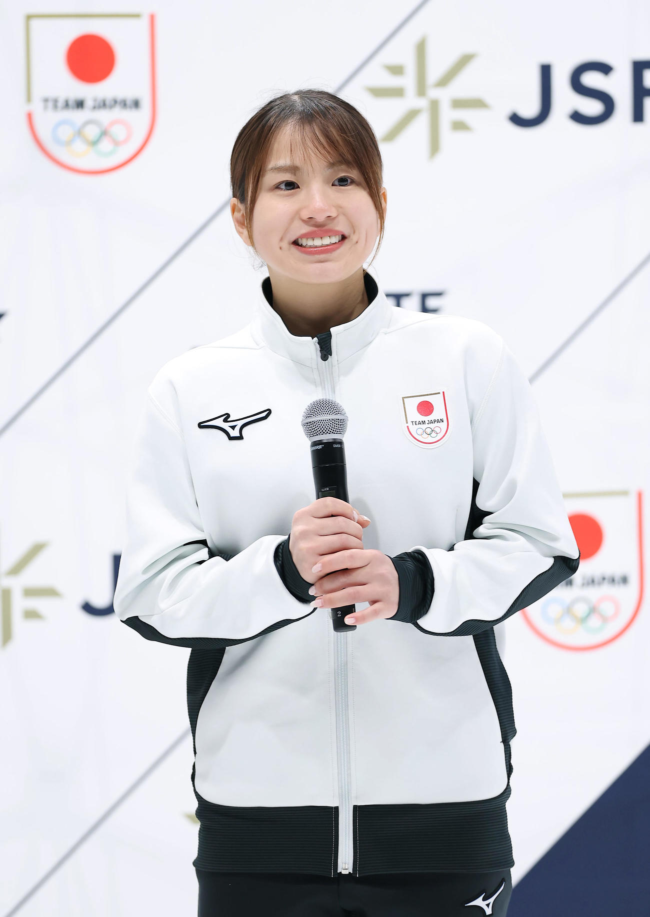 ショートトラックのミラノ・コルティナ五輪代表に選出され、あいさつする長森（撮影・前田充）