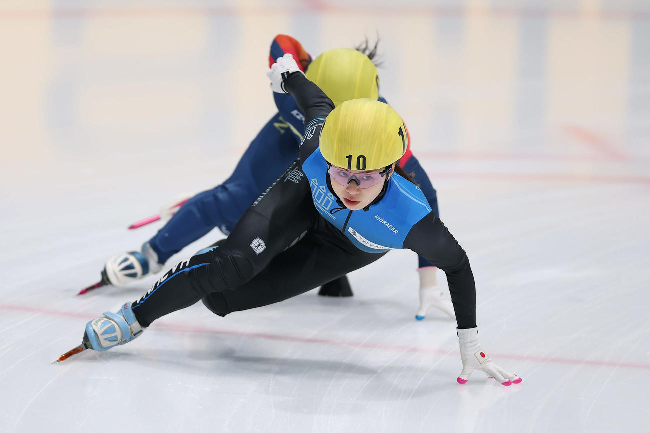 ショートトラック女子1000メートル決勝で滑走する長森（撮影・前田充）