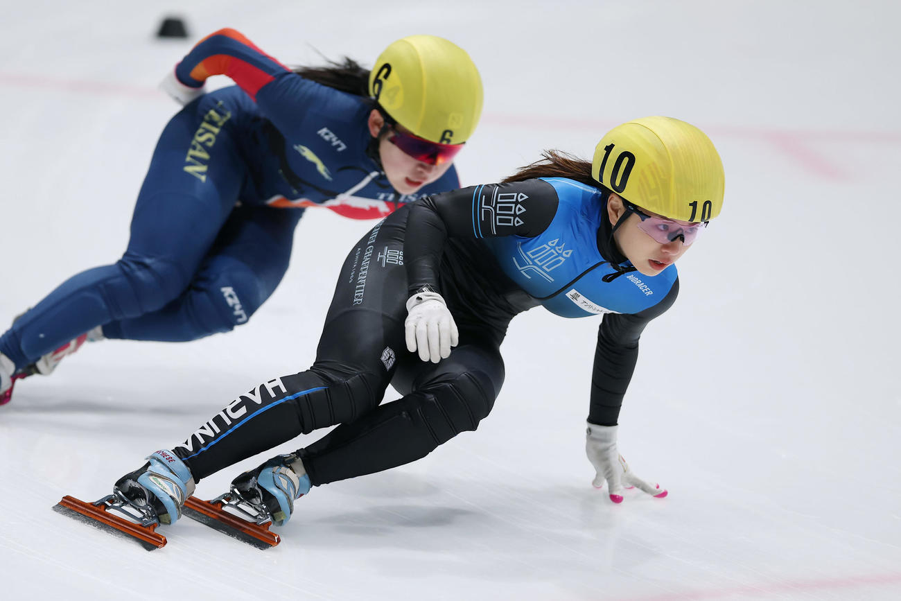 ショートトラック女子1000メートル決勝で滑走する長森（手前）（撮影・前田充）