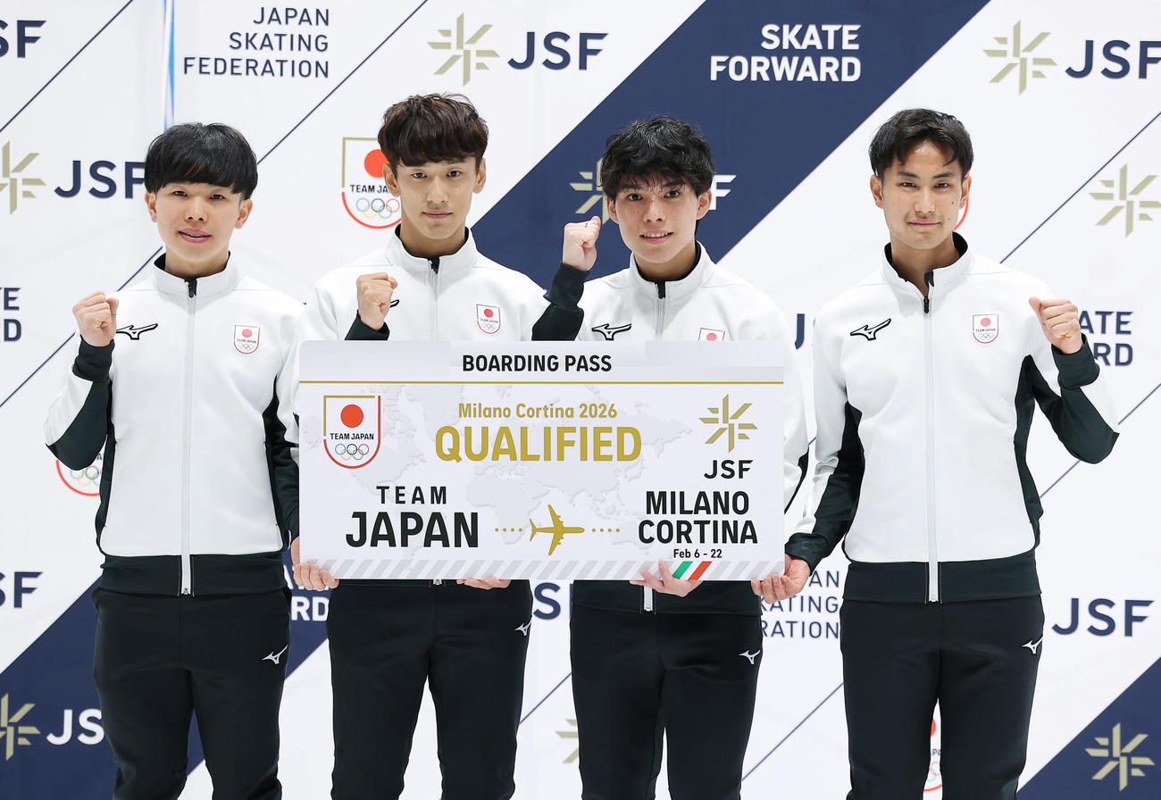 ショートトラックのミラノ・コルティナ五輪代表に選出された選手たち。左から岩佐、渡辺、宮田、吉永（撮影・前田充）