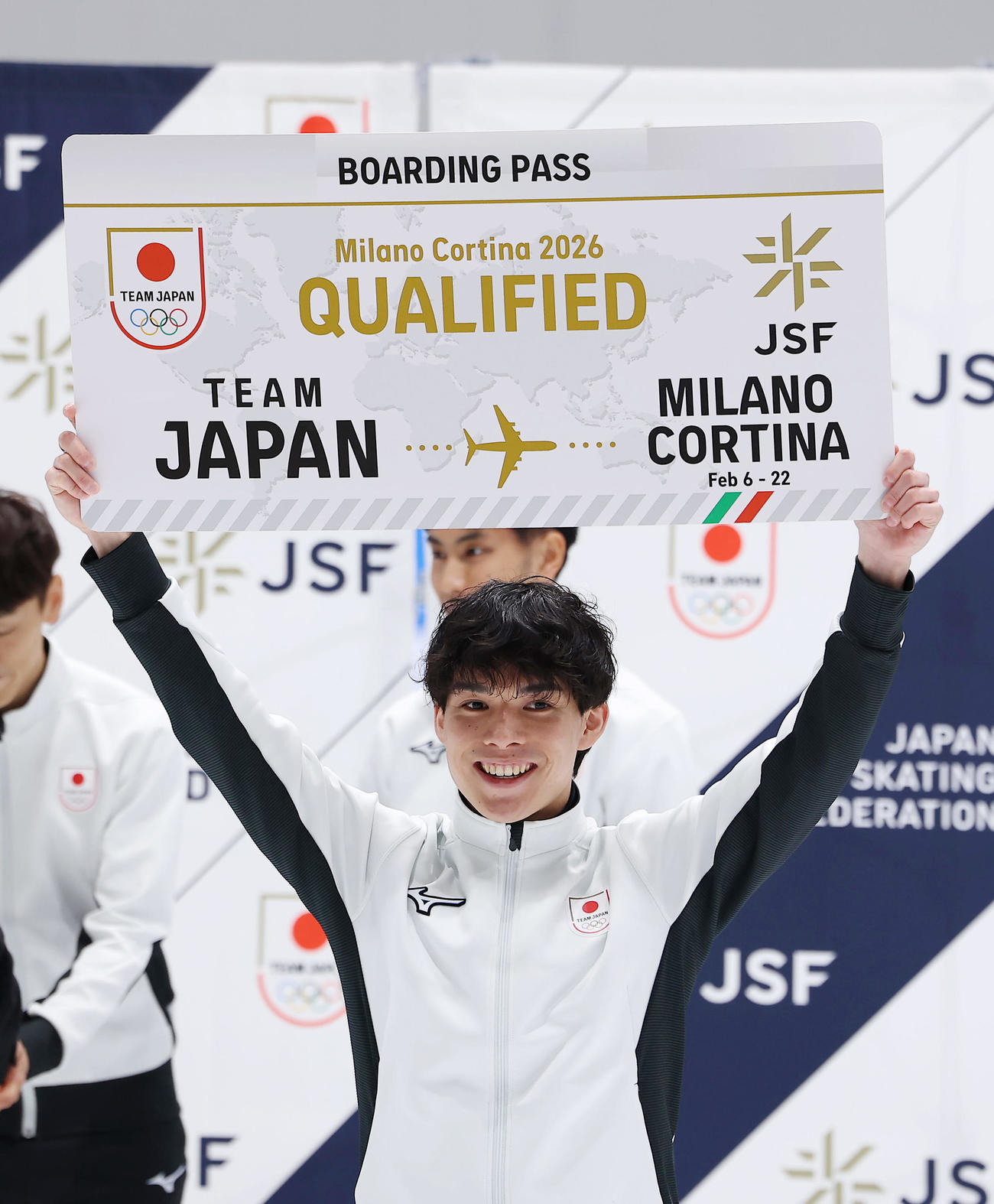 ショートトラックのミラノ・コルティナ五輪代表に選出され、ボードを掲げる宮田（撮影・前田充）