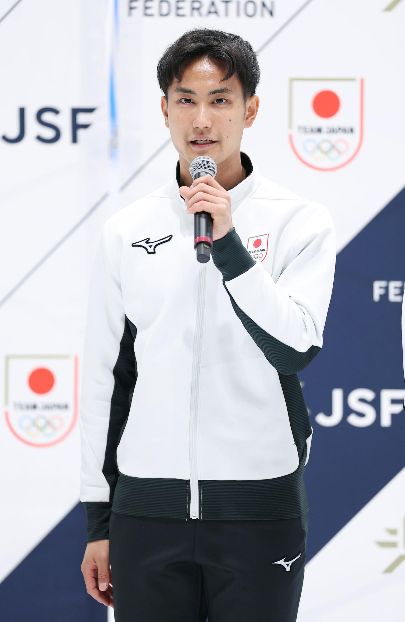 ショートトラックのミラノ・コルティナ五輪代表に選出され、あいさつする吉永一貴（撮影・前田充）