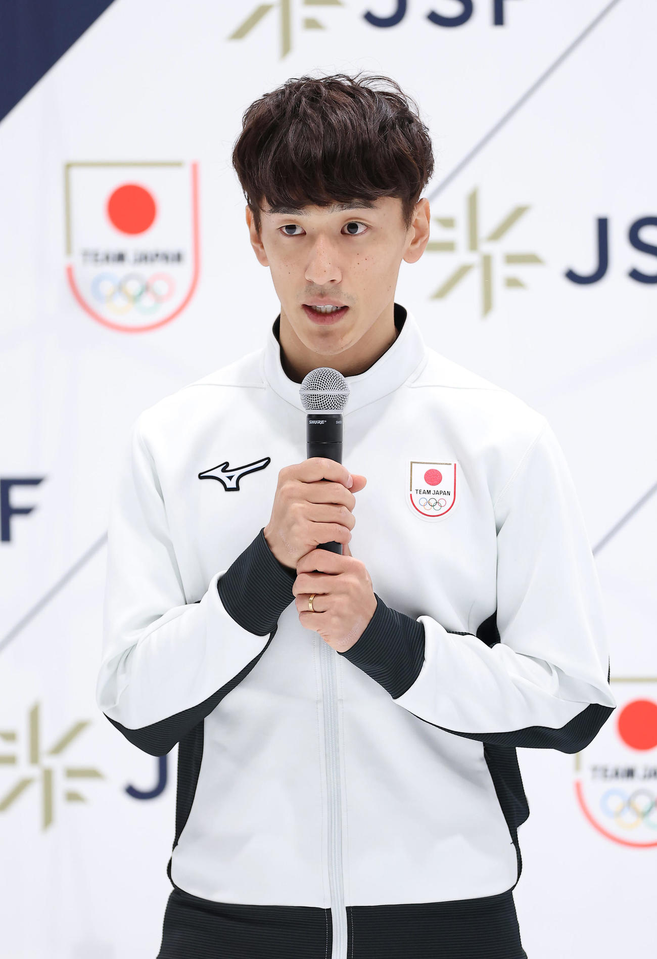 ショートトラックのミラノ・コルティナ五輪代表に選出され、あいさつする渡辺（撮影・前田充）