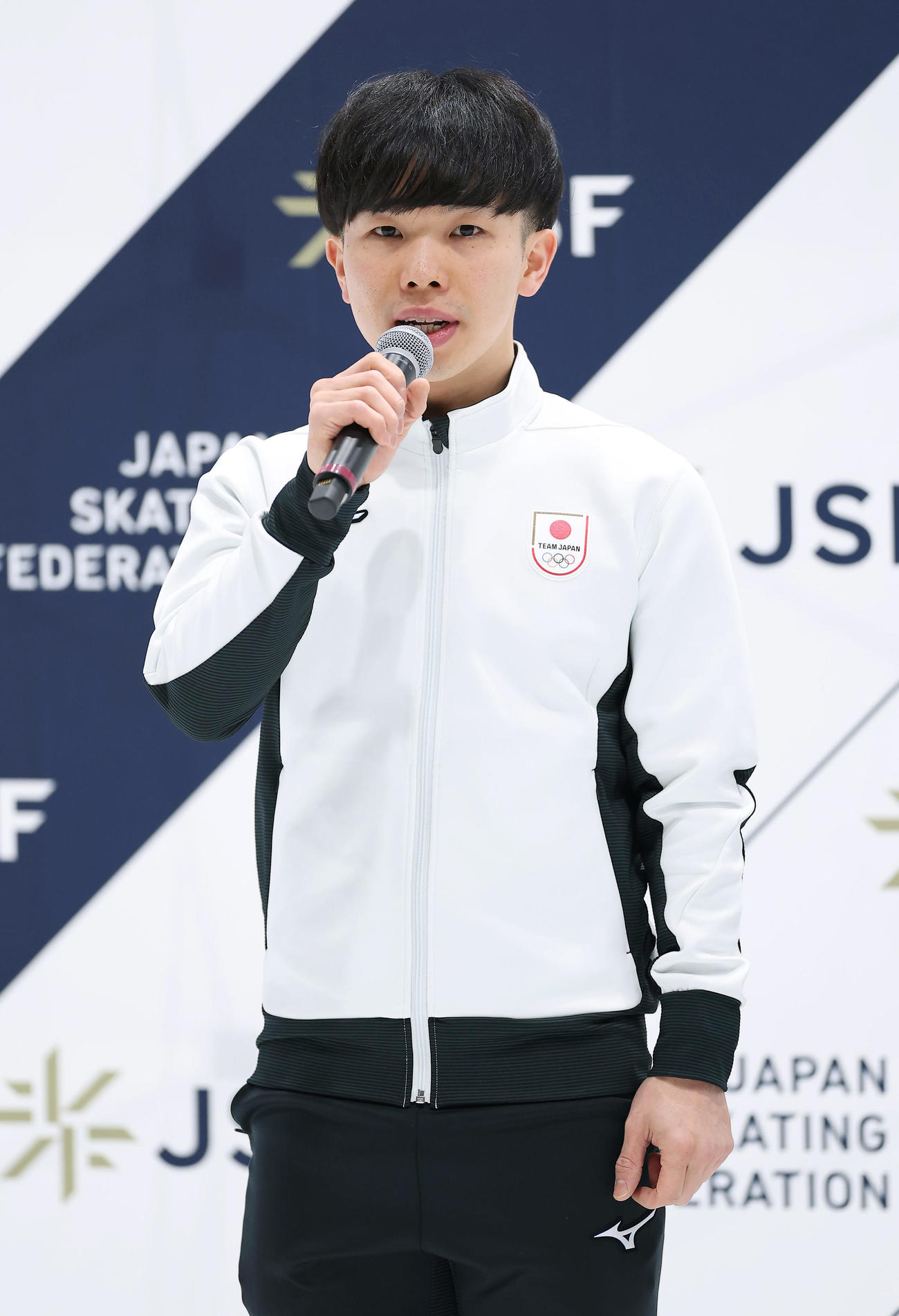 ショートトラックのミラノ・コルティナ五輪代表に選出され、あいさつする岩佐（撮影・前田充）
