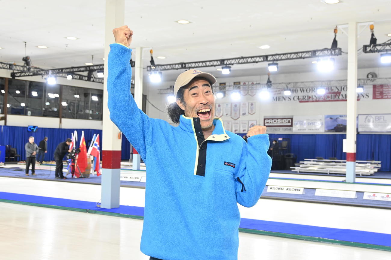 女子日本代表フォルティウスが五輪出場を決めてガッツポーズするなすび（撮影・飯岡大暉）