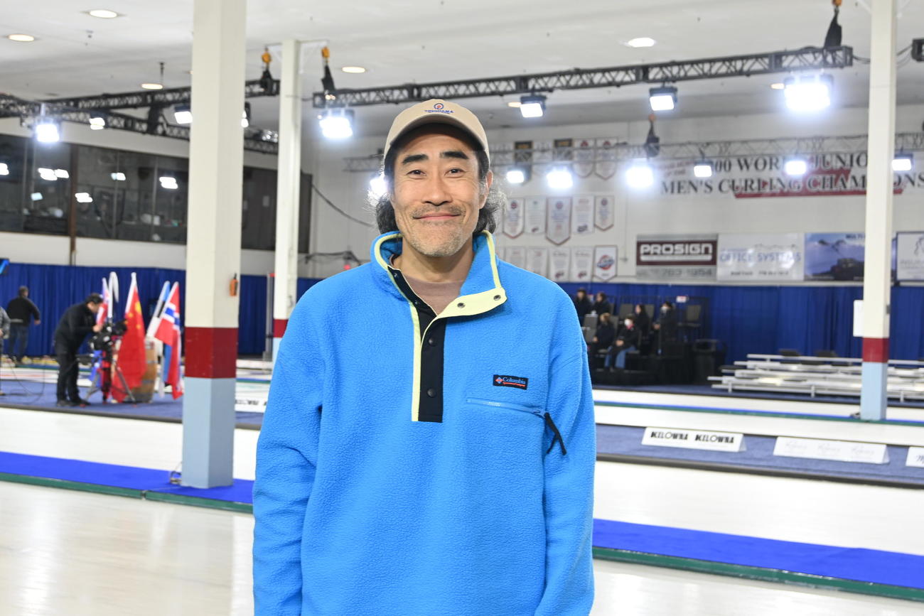 カーリング五輪最終予選で女子日本代表フォルティウスを現地で応援したなすび（撮影・飯岡大暉）