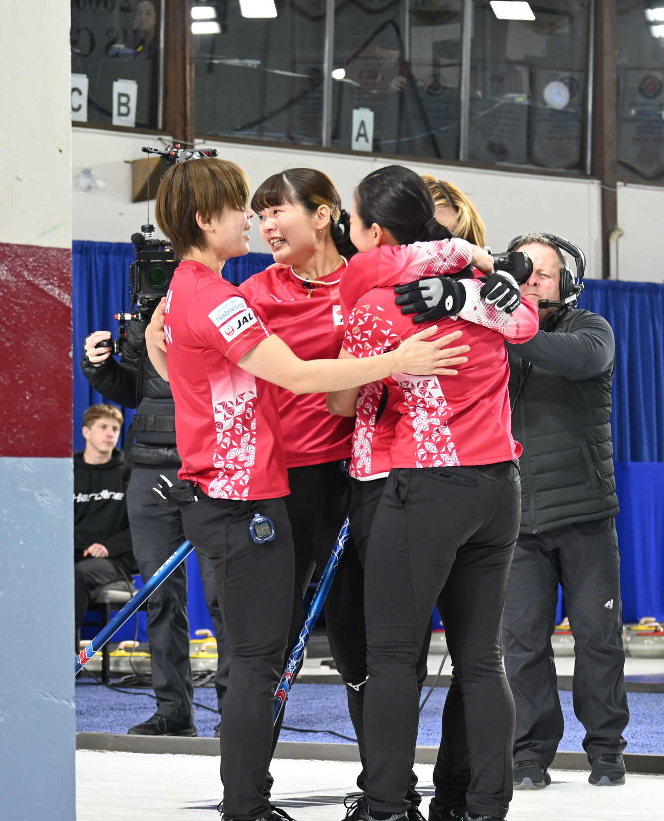 五輪行きを決め、抱き合って喜ぶ女子日本代表フォルティウス（2025年12月撮影）