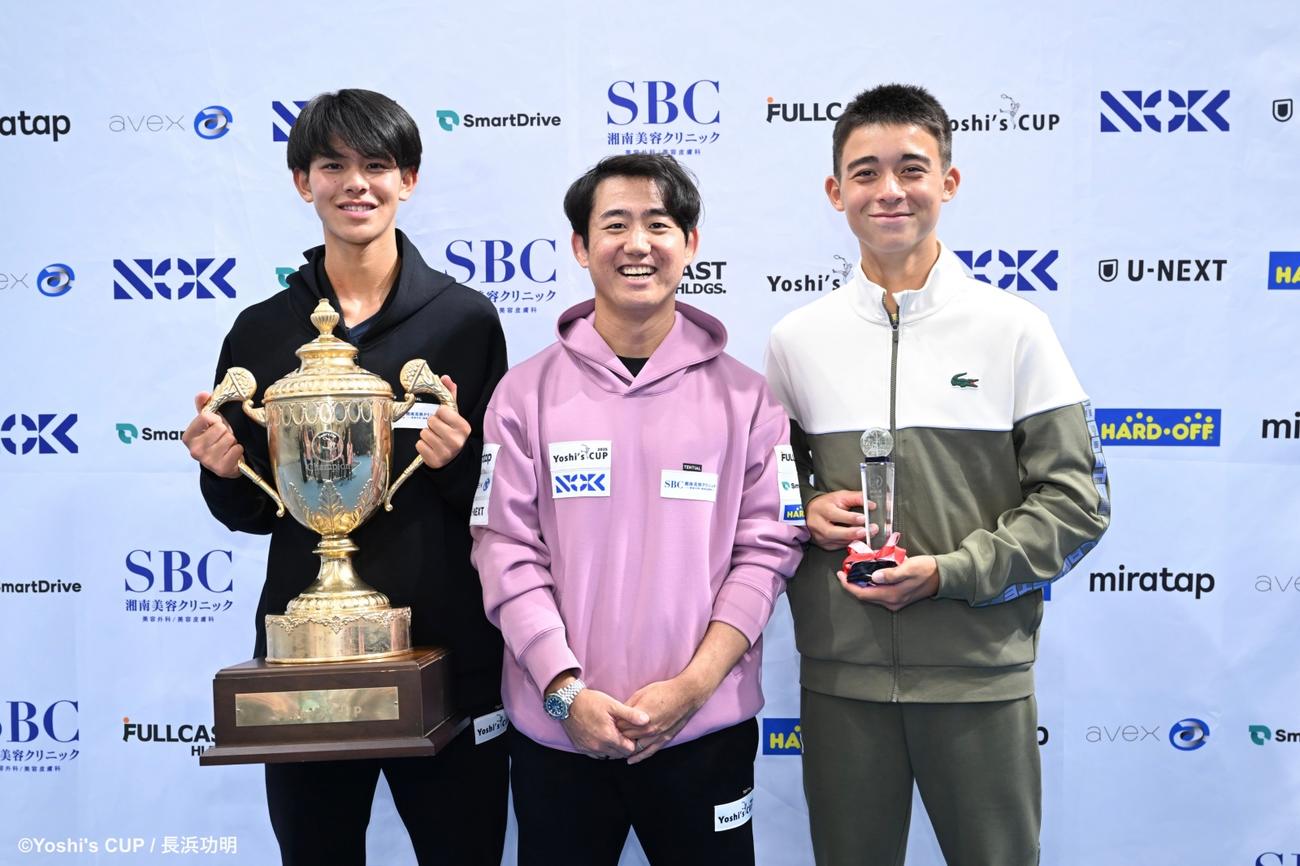 Yoshi’s CUP 2025で優勝した岡部世南（左）と西岡賞に輝いたオトリエ龍馬（右）。中央は西岡良仁（C）Yoshi’s CUP／長浜功明