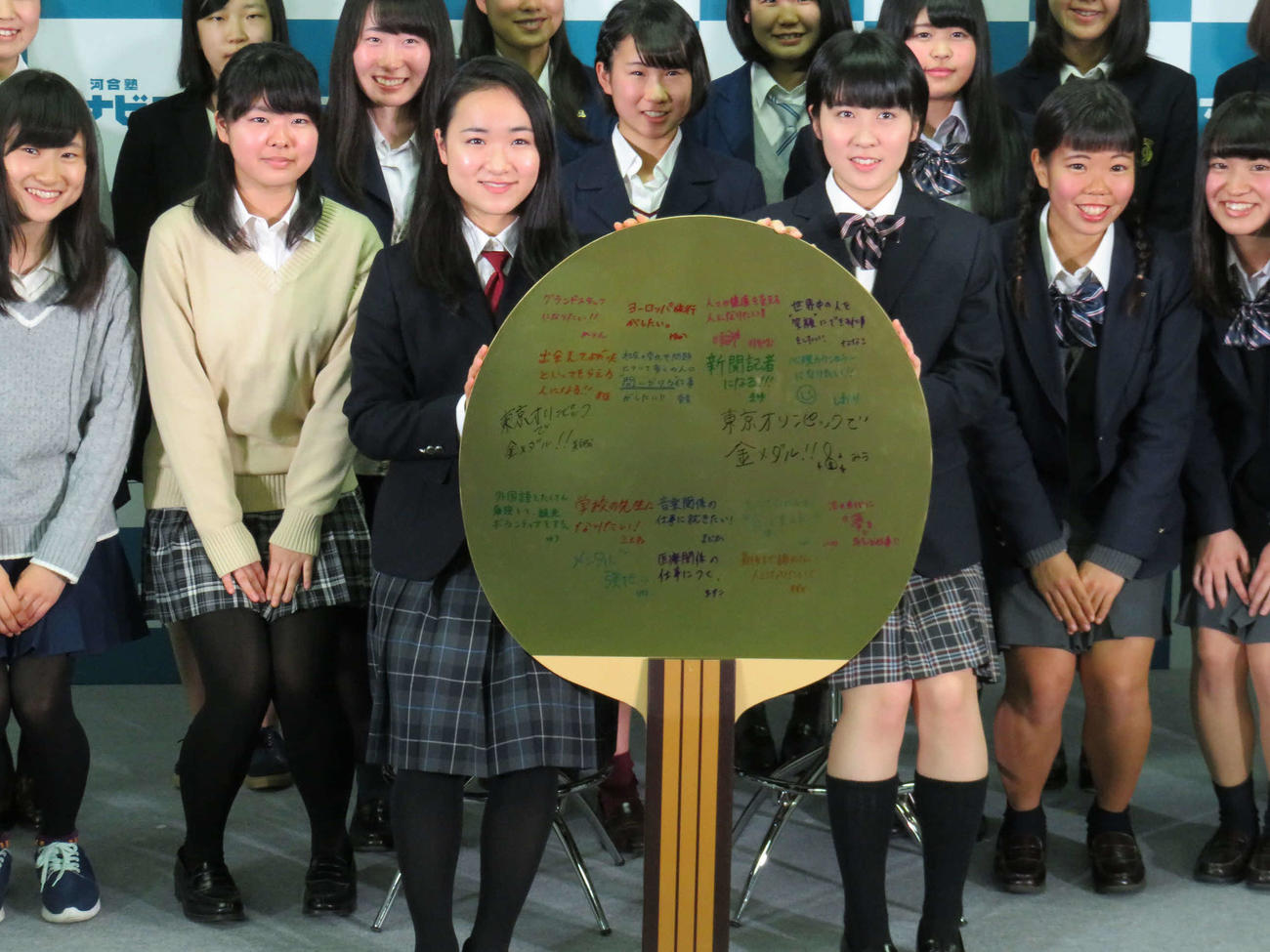 卓球の「みうみま」こと平野美宇（中央右）と伊藤美誠（同左）が河合塾マナビスとスポンサー契約を締結