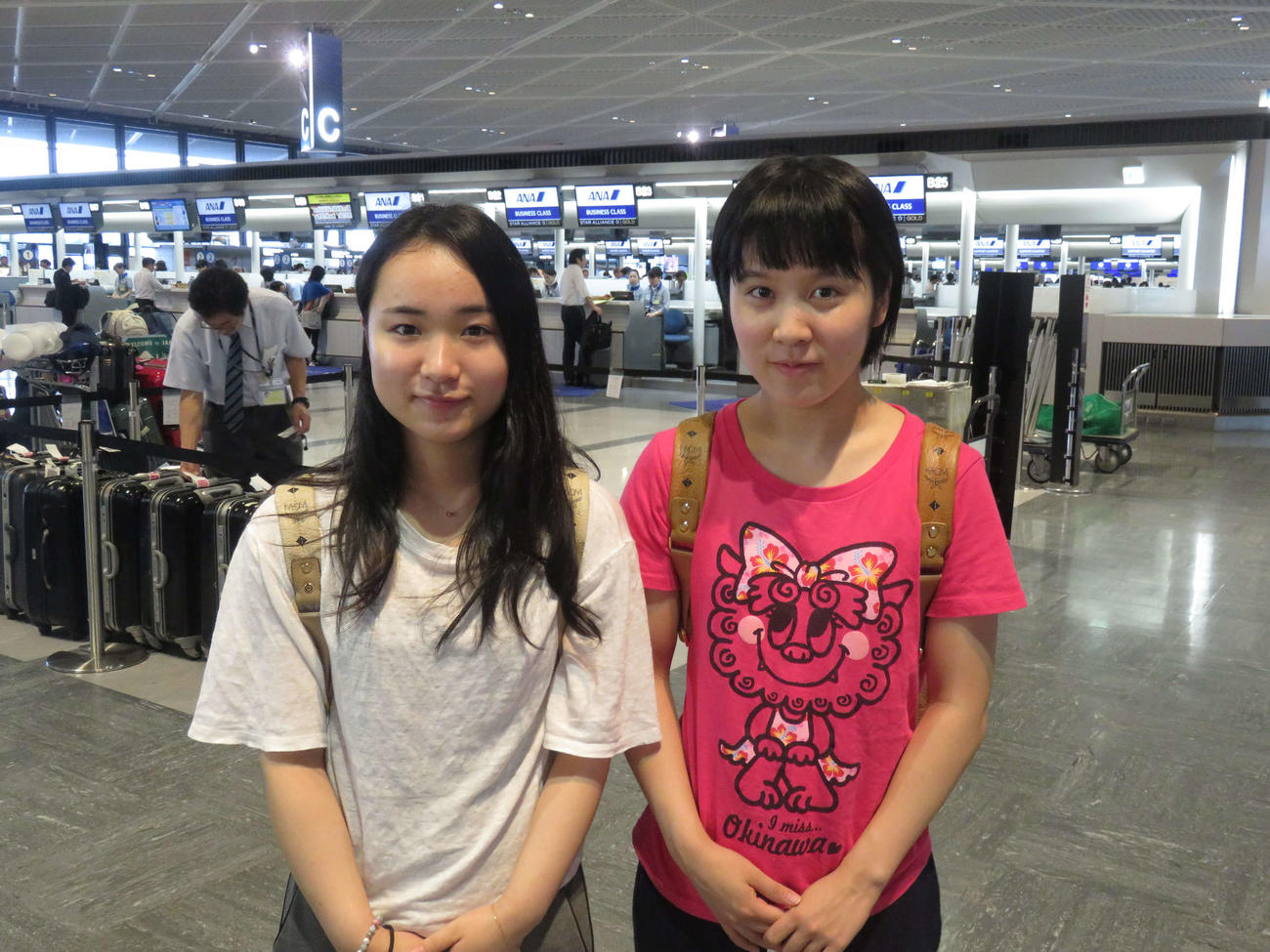 成田空港から米国へ出発する伊藤（左）と平野（2016年10月撮影）