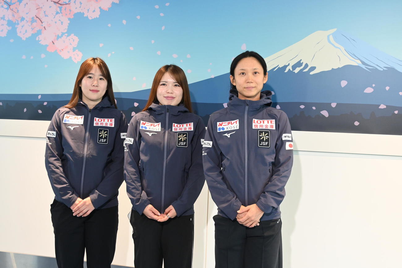 W杯から帰国して取材に応じる、右から高木、佐藤、堀川（撮影・飯岡大暉）