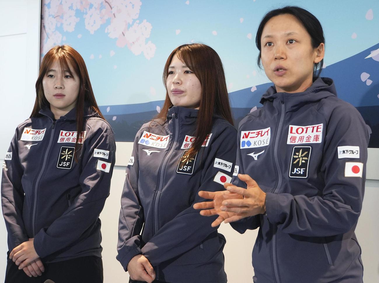 年内のW杯を終えて帰国し、取材に応じるスピードスケート女子の高木美帆（右）ら（共同）