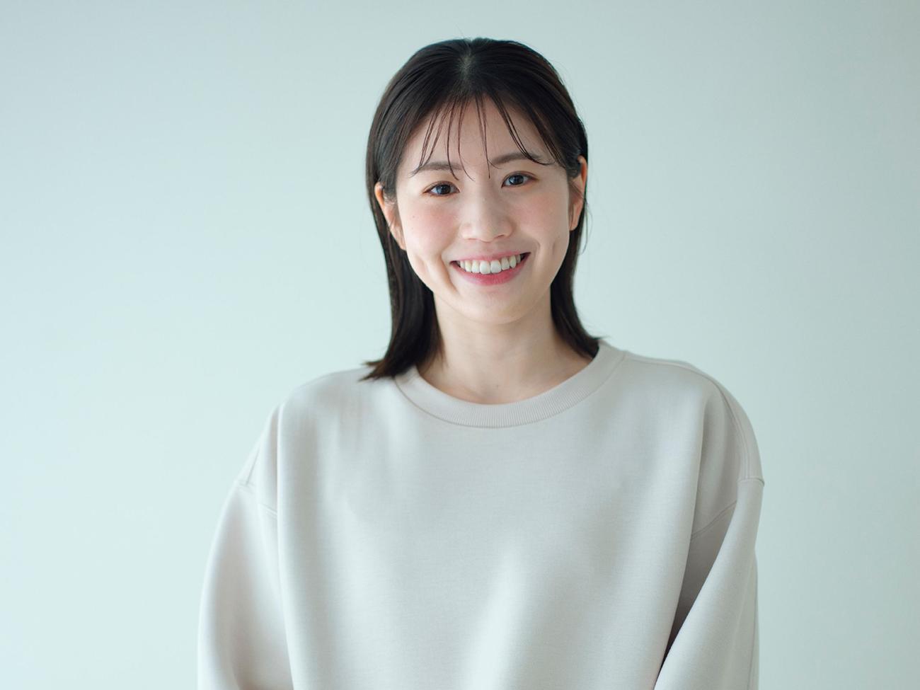 自身とのコラボ商品を着用して笑顔を見せる志田千陽（TENTIAL提供）