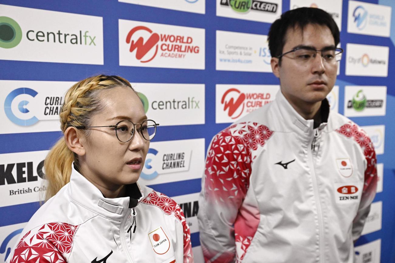 混合ダブルス1次Lで敗退が決まり五輪出場を逃し、取材に応じる小穴桃里（左）、青木豪組＝ケロウナ（共同）