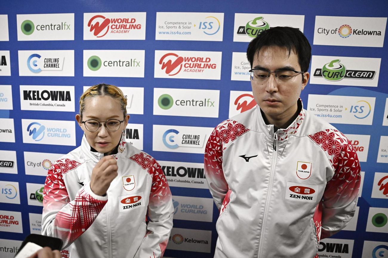 混合ダブルス1次Lで敗退が決まり五輪出場を逃し、取材に応じる小穴桃里（左）、青木豪組＝ケロウナ（共同）
