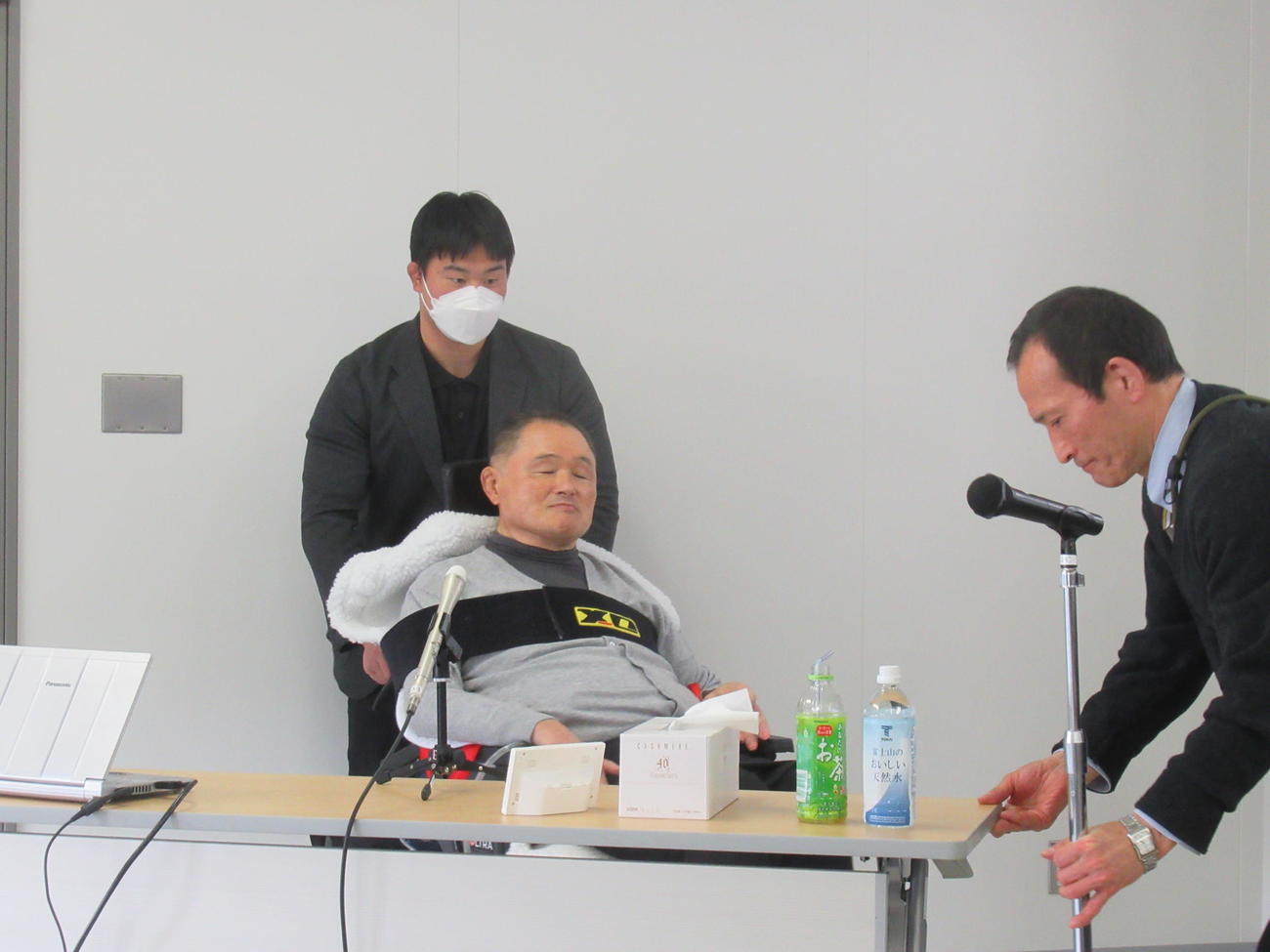 東海大で会見を行った山下泰裕氏は付き添われて移動した（撮影・益田一弘）＝2025年12月18日、神奈川・平塚市内