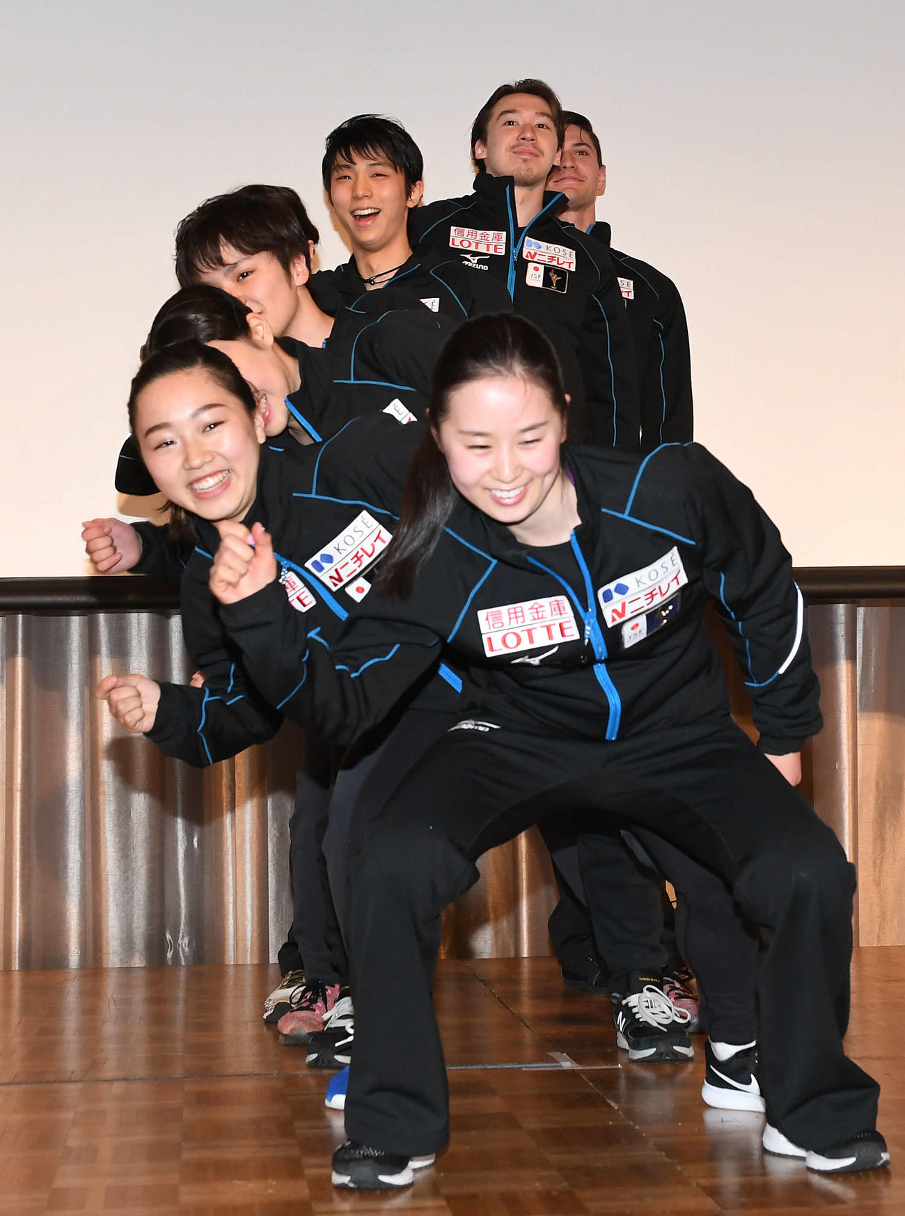 2017年4月、レセプションパーティーでダンスを披露する日本チームの選手たち。手前から須藤、樋口、三原、宇野、村元、羽生、リード、ブドローオデ