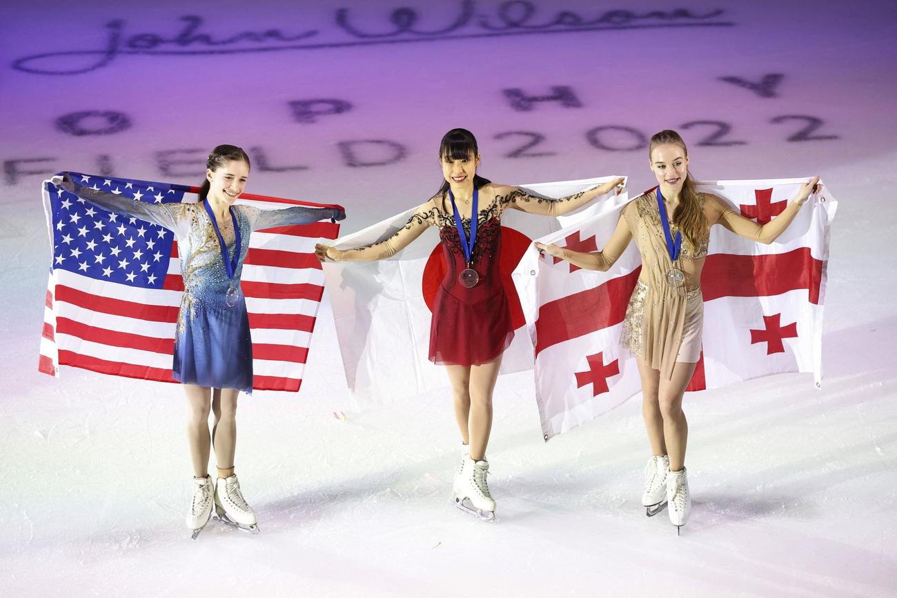 シェフィールドでのGPイギリス大会を制した三原は日の丸とともに、中央でポーズ（2022年11月13日撮影）
