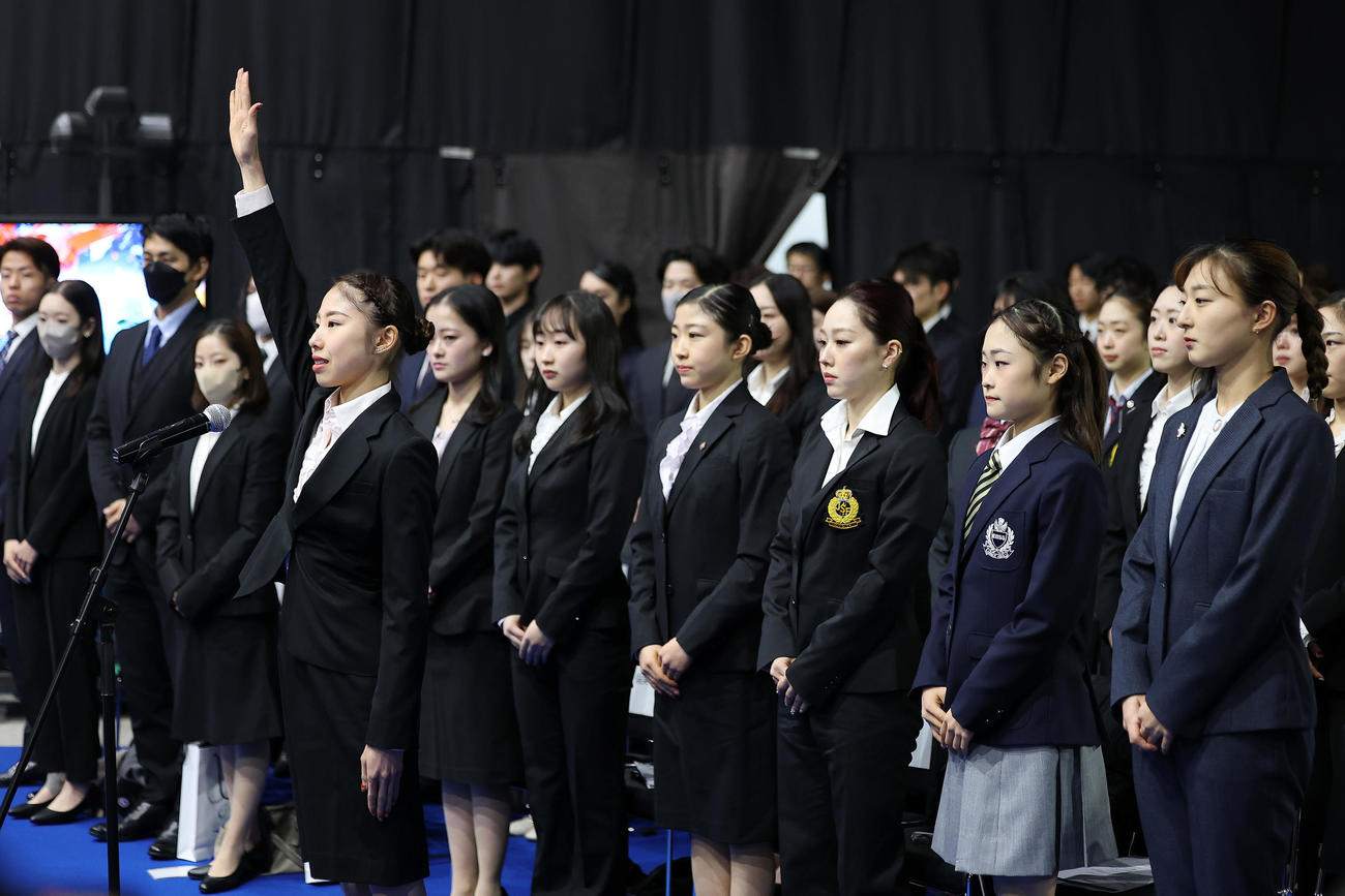 開会式で選手宣誓を行う住吉（手前左）。右から坂本、島田、樋口、千葉、松生（撮影・前田充）