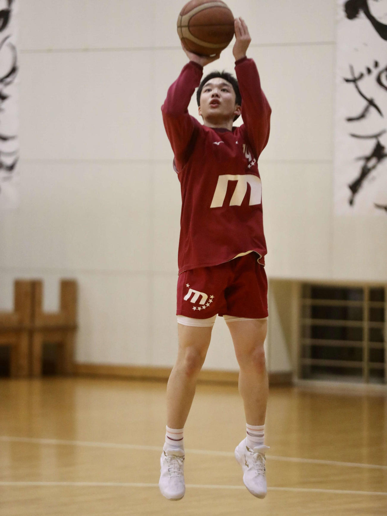 シュートを放つ仙台大明成男子・新井主将（撮影・高橋香奈）