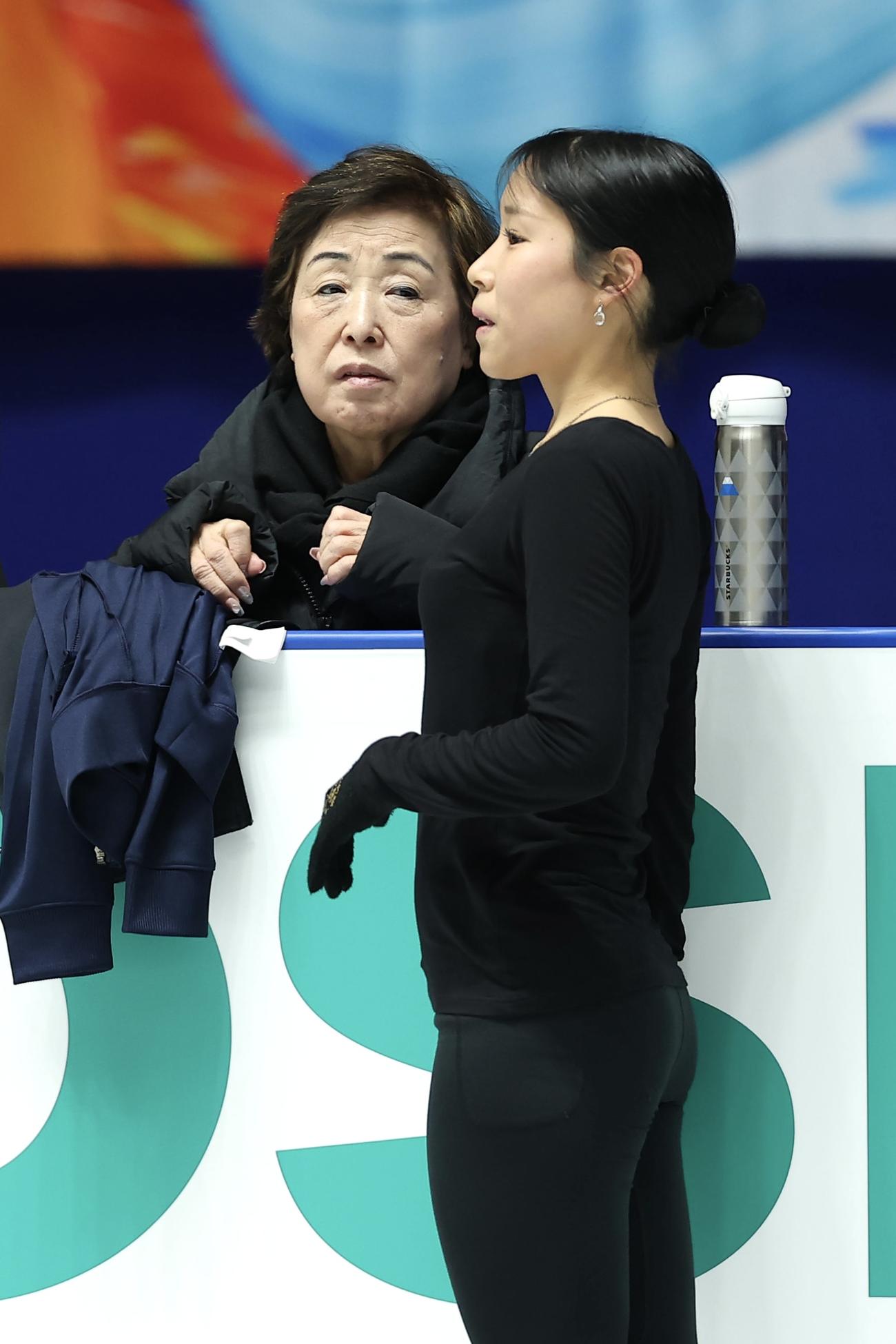女子SPに向け調整する三原（右）と言葉を交わす中野コーチ（撮影・前田充）