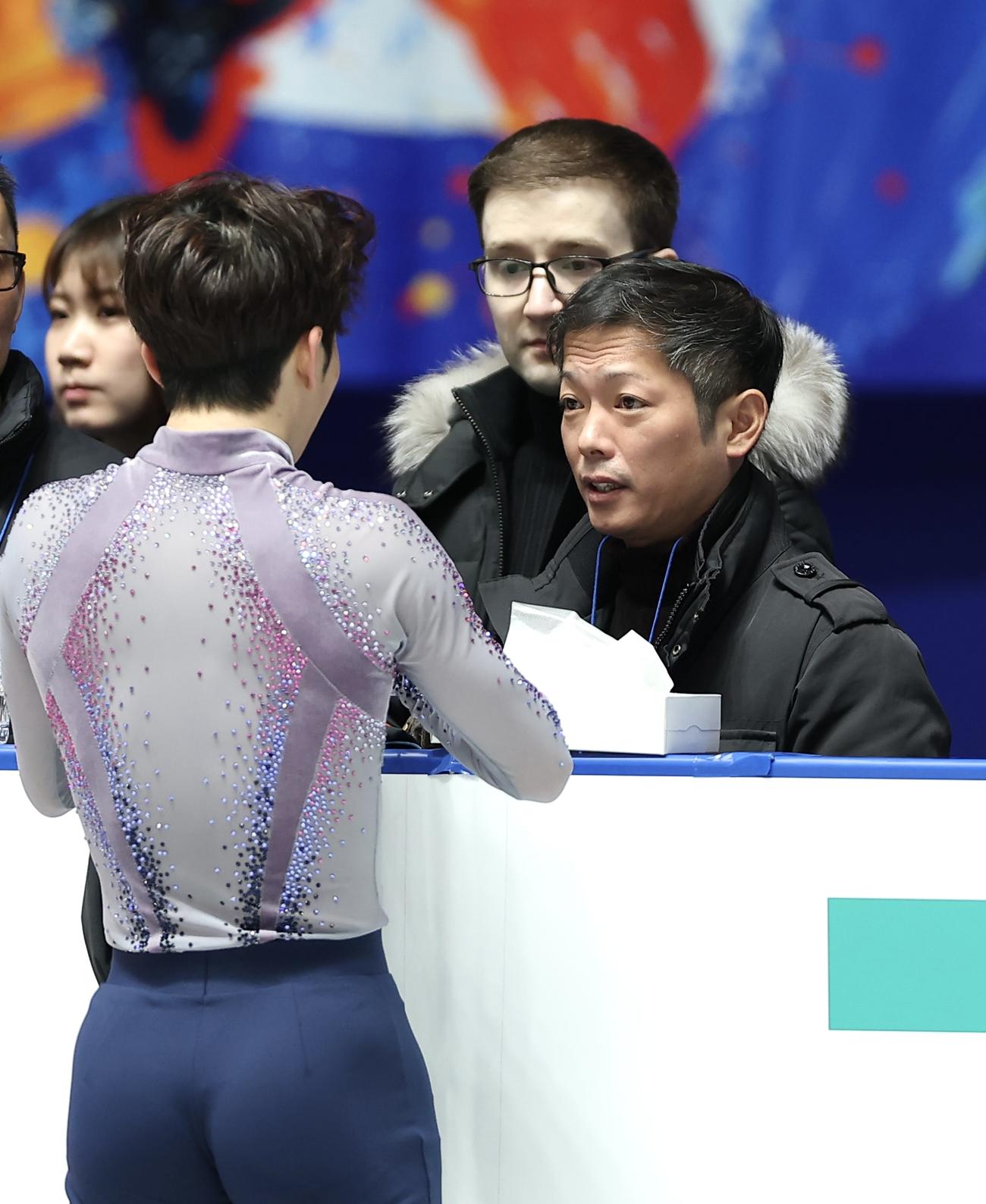 男子SPに向け調整する友野（左）と言葉を交わす平池コーチ（撮影・前田充）