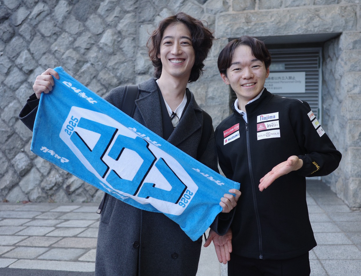 男子SP後、応援に駆けつけた角野隼斗（左）と記念撮影する鍵山優真（C）エコスポ