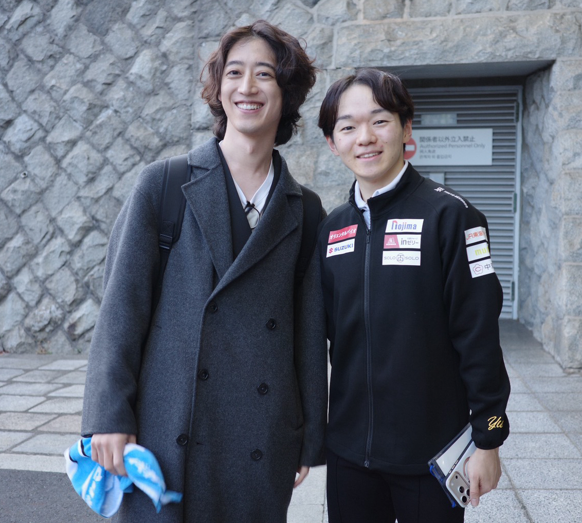 男子SP後、応援に駆けつけた角野隼斗（左）と記念撮影する鍵山優真（C）エコスポ