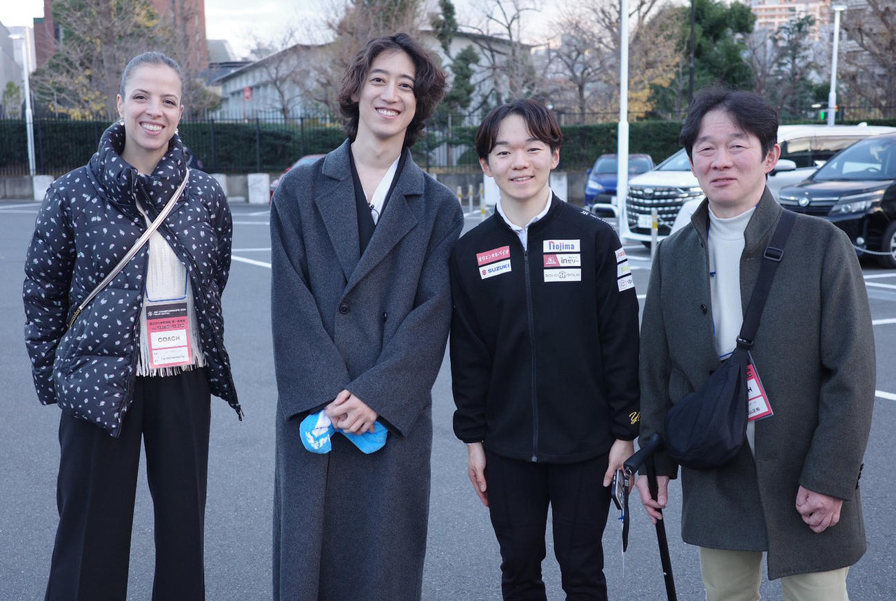 男子SP後、応援に駆けつけた角野隼斗（左）と記念撮影する鍵山優真（右から2人目）。左端はコストナー・コーチ、右端は父正和コーチ（C）エコスポ