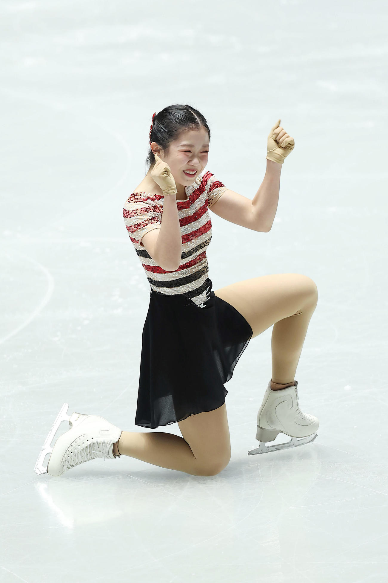 女子SPの演技を終え、ガッツポーズする中井（撮影・前田充）