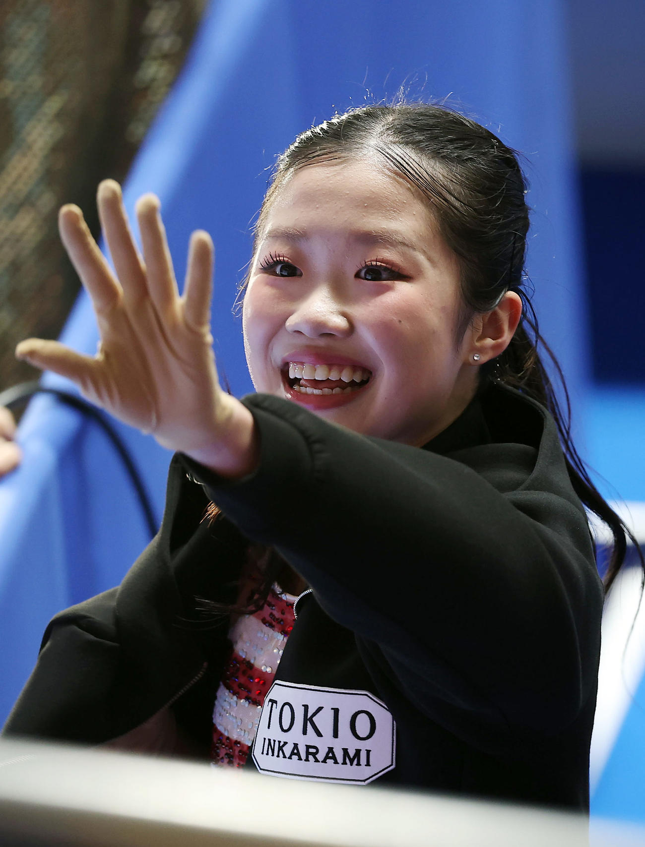 女子SPの演技を終え、観客席に手を振る中井（撮影・前田充）