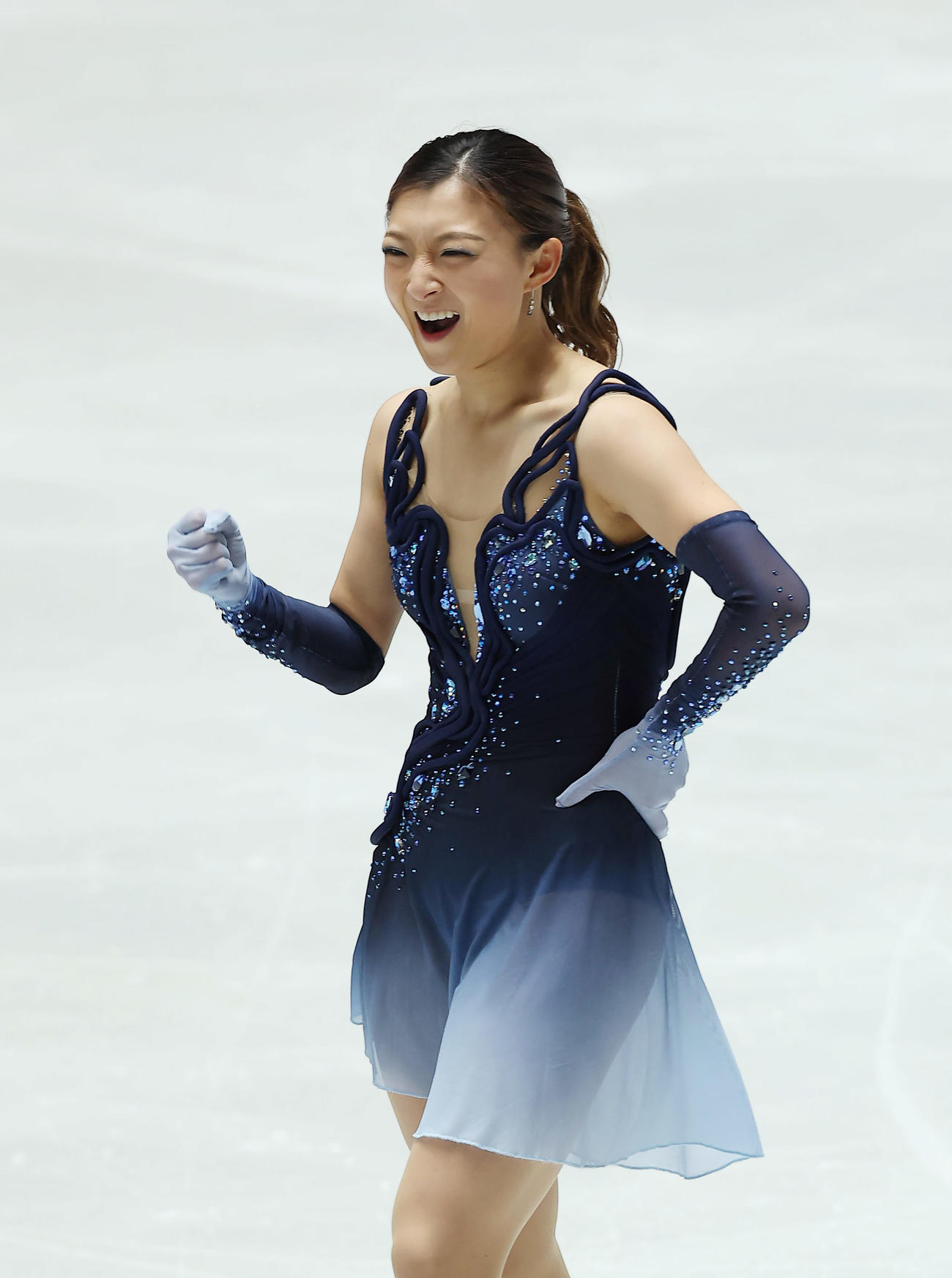 女子SPの演技を終え、ガッツポーズする坂本（撮影・前田充）