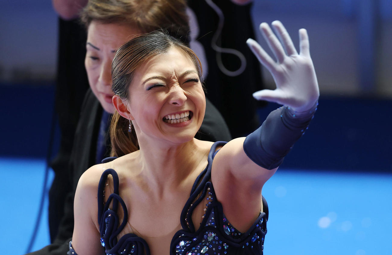 女子SPの演技を終え観客に手を振る坂本（撮影・前田充）