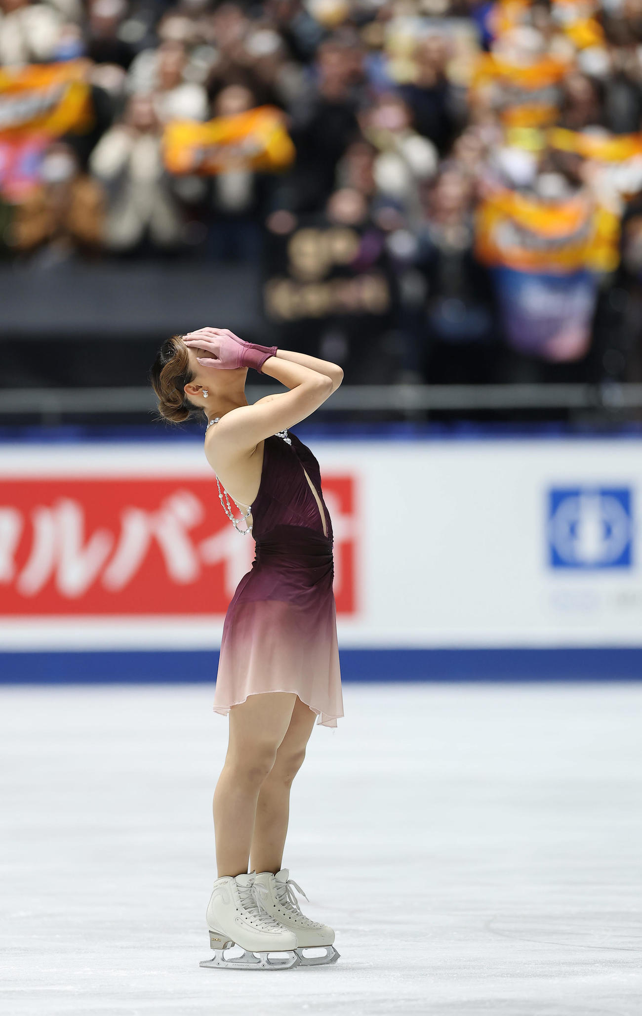 女子フリーの演技を終え顔を覆う坂本（撮影・前田充）