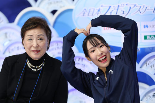 女子フリーの演技を終え、ファンに向かってポーズをとる三原。左は中野コーチ（撮影・前田充）
