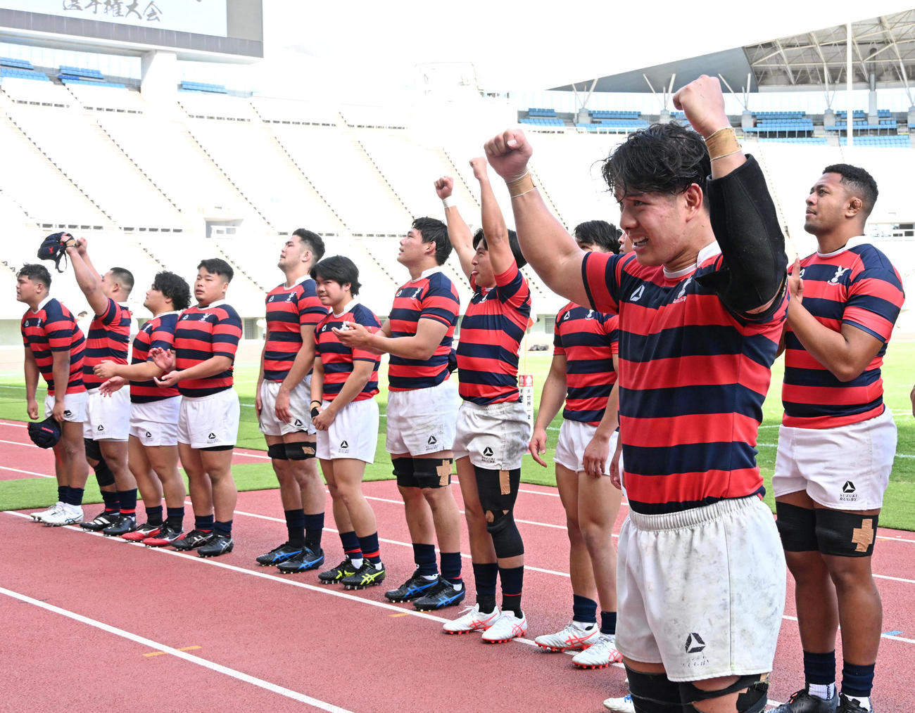 京産大対東海大　東海大に勝利し喜ぶ京産大フィフティーン（撮影・石井愛子）