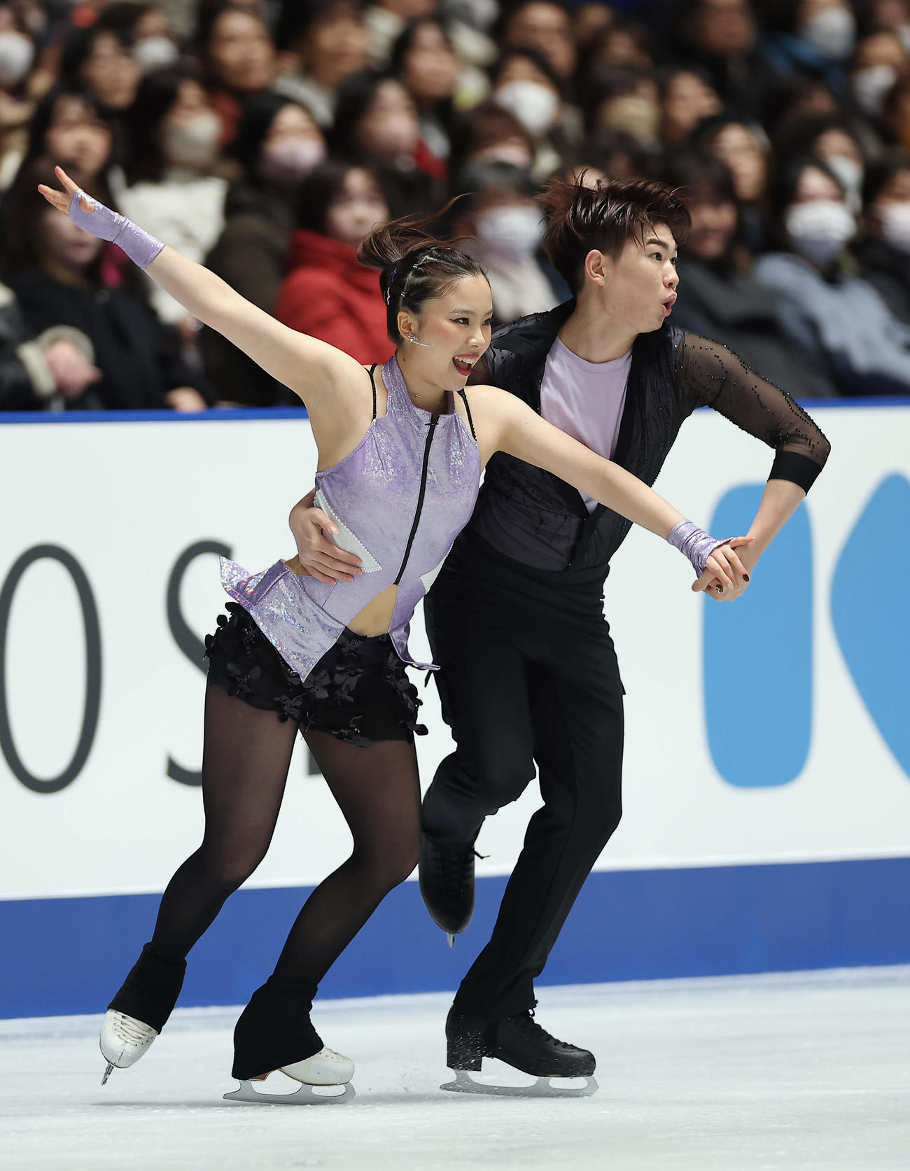 リズムダンスで演技する吉田（左）、森田組（撮影・前田充）