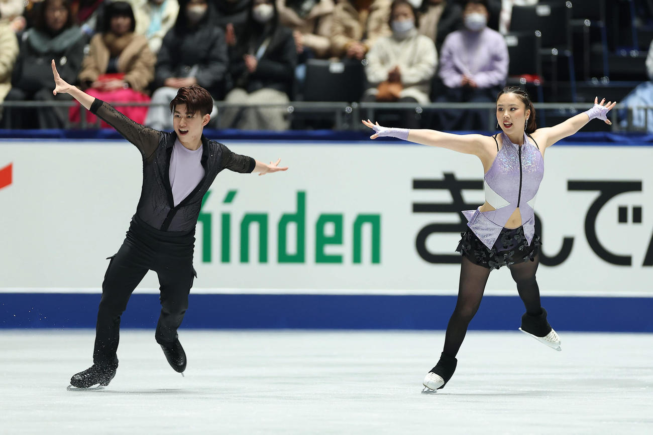 リズムダンスで演技する吉田（右）、森田組（撮影・前田充）