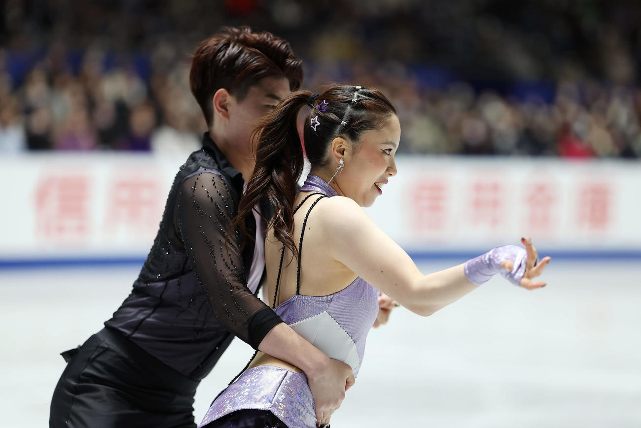 リズムダンスで演技する吉田（右）、森田組（撮影・前田充）