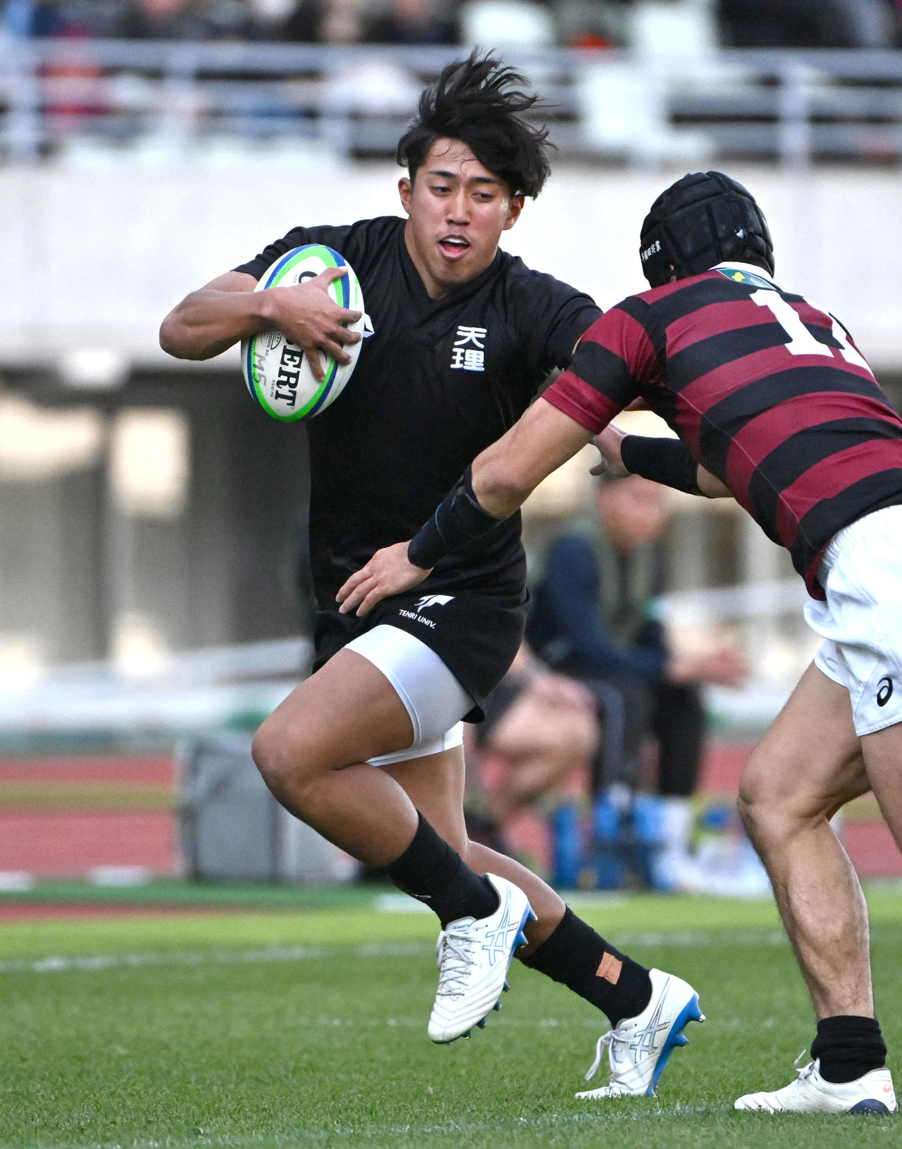 天理大対早大　前半、突進する天理大の山田晟大（左）（撮影・石井愛子）