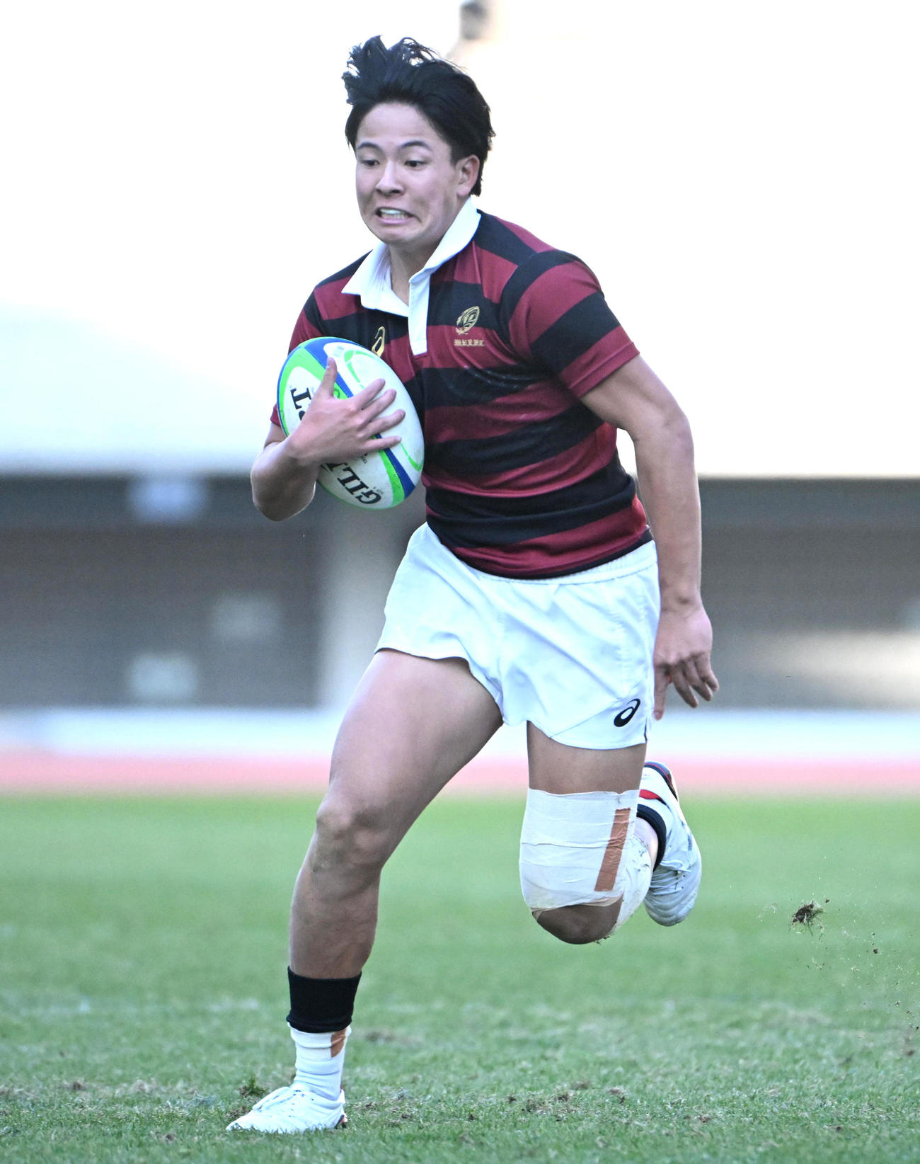 天理大対早大　後半、駆け上がる早大の服部亮太（撮影・石井愛子）