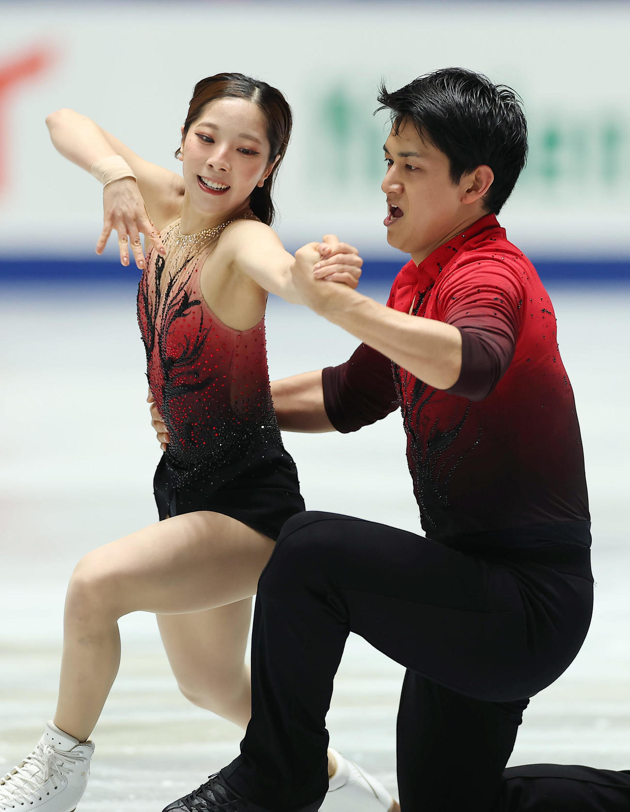 ペアSPで演技する三浦（左）、木原組（撮影・前田充）