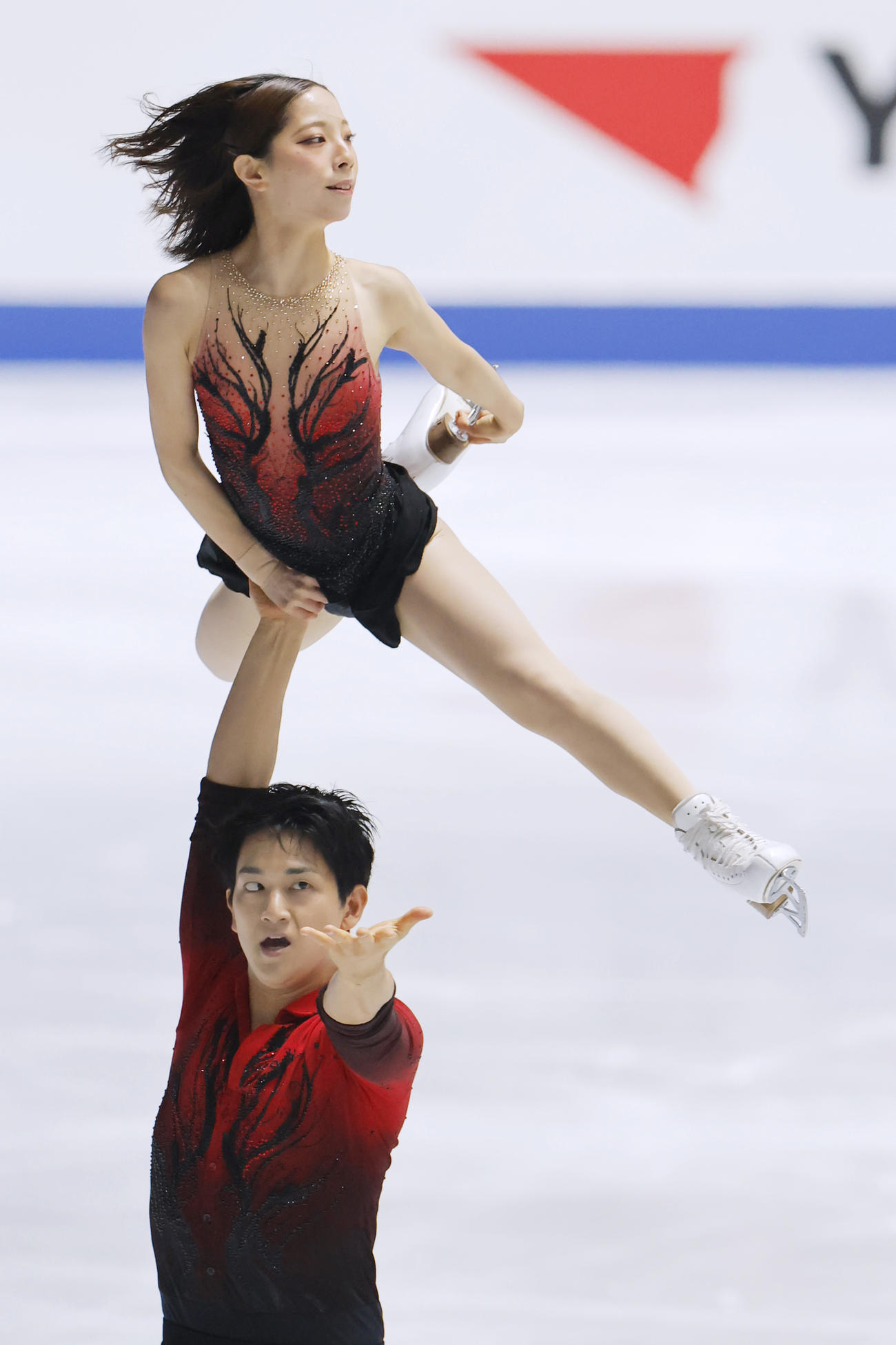 ペア・SP　演技する三浦璃来（上）、木原龍一組＝国立代々木競技場（共同）
